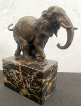 Handgefertigter Bronze Elefant auf Marmorsockel signiert Milo Bronzefigur