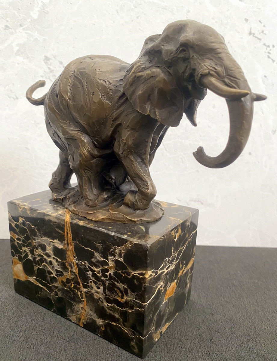 Handgefertigter Bronze Elefant auf Marmorsockel signiert Milo Bronzefigur