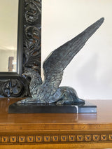 Prunkvoller sitzender Bronze Greif auf Marmorplatte