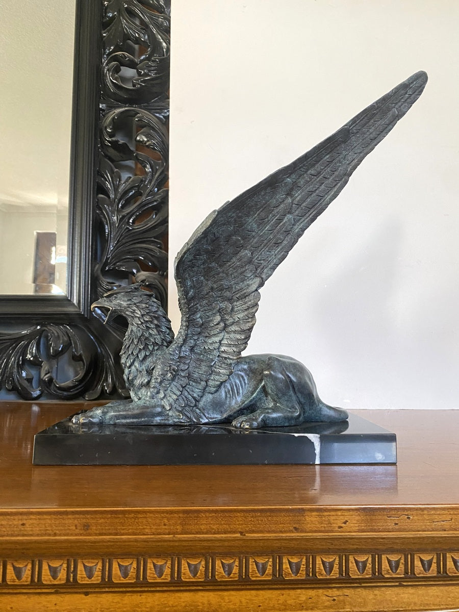 Prunkvoller sitzender Bronze Greif auf Marmorplatte