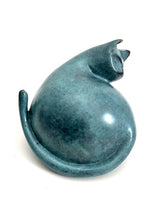 Chat en bronze animalier moderne fait main avec patine bicolore sur marbre