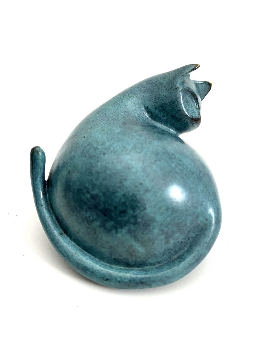 Chat en bronze animalier moderne fait main avec patine bicolore sur marbre