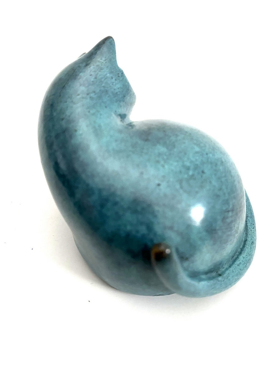 Chat en bronze animalier moderne fait main avec patine bicolore sur marbre
