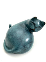 Chat en bronze animalier moderne fait main avec patine bicolore sur marbre