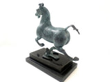 Figure en bronze du cheval volant du Gansu en bronze sur socle en marbre