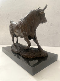 Taureau en bronze sur socle en marbre avec signature de l'artiste, patiné classique