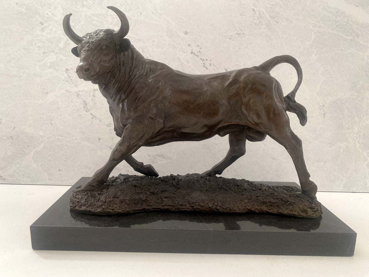 Bronze Stier Skulptur – seitliche Gesamtansicht auf Marmorsockel