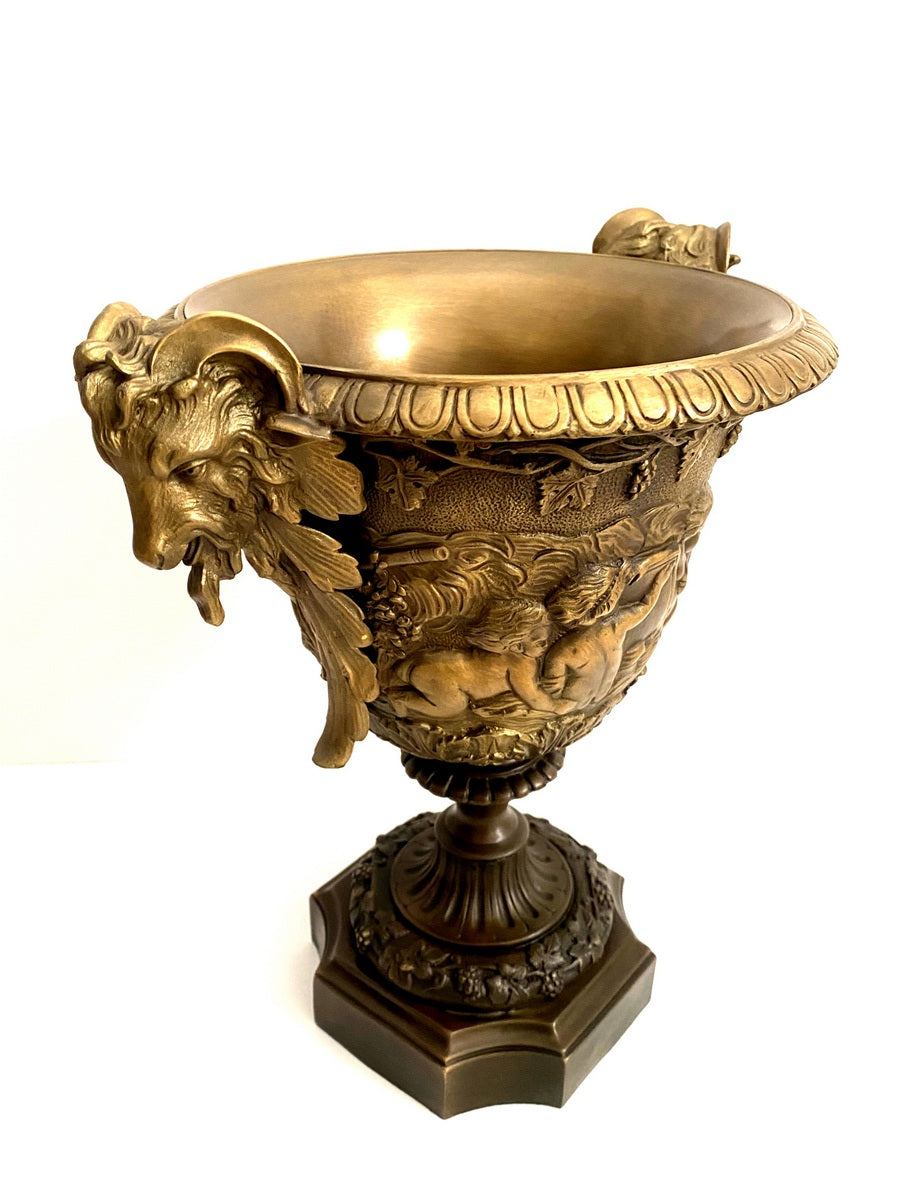 Jugendstil Amphore  - Große figürliche Vase aus Bronze  aufwendigen Verzierungen