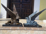 Prunkvoller sitzender Bronze Greif auf Marmorplatte