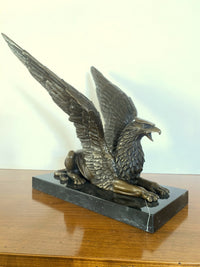 Prunkvoller Sitzender Bronze Greif auf Marmorplatte Handgefertigt