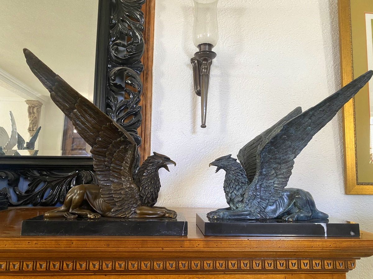 Prunkvoller sitzender Bronze Greif auf Marmorplatte