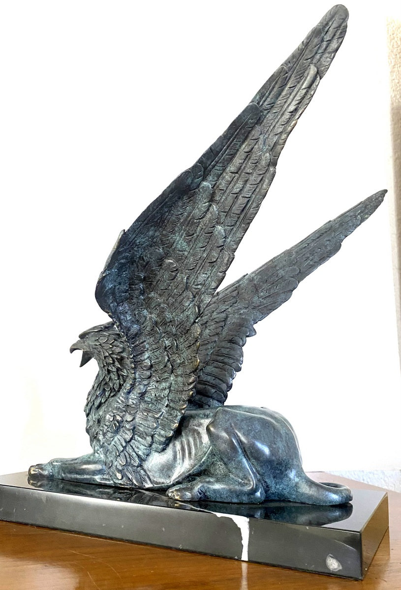 Prunkvoller sitzender Bronze Greif auf Marmorplatte