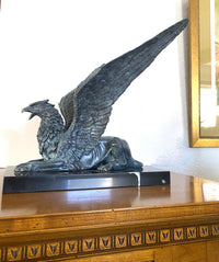 Prunkvoller sitzender Bronze Greif auf Marmorplatte