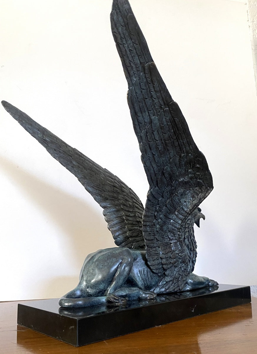 Prunkvoller sitzender Bronze Greif auf Marmorplatte