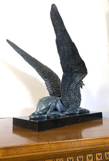 Prunkvoller sitzender Bronze Greif auf Marmorplatte