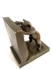 Bronze Katze als Buchstütze – schräge Rückansicht mit aufgestelltem Buch