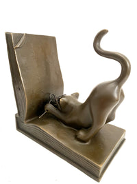 Bronze Katze als dekorative Buchstütze – schräge Seitenansicht mit aufgestelltem Buch