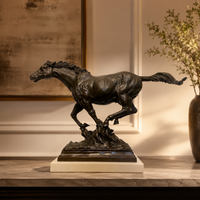 Pferd Figur aus Bronze nach Pierre-Jules Mêne – galoppierende Pferdeskulptur  Stimmungsbild