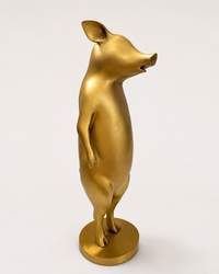 Bronze Schwein – schräge Rückansicht der stehenden Schweinefigur auf Bronzesockel