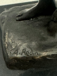 Rodin-Signatur an der Eva Bronzefigur – Detailaufnahme der Künstlerbezeichnung