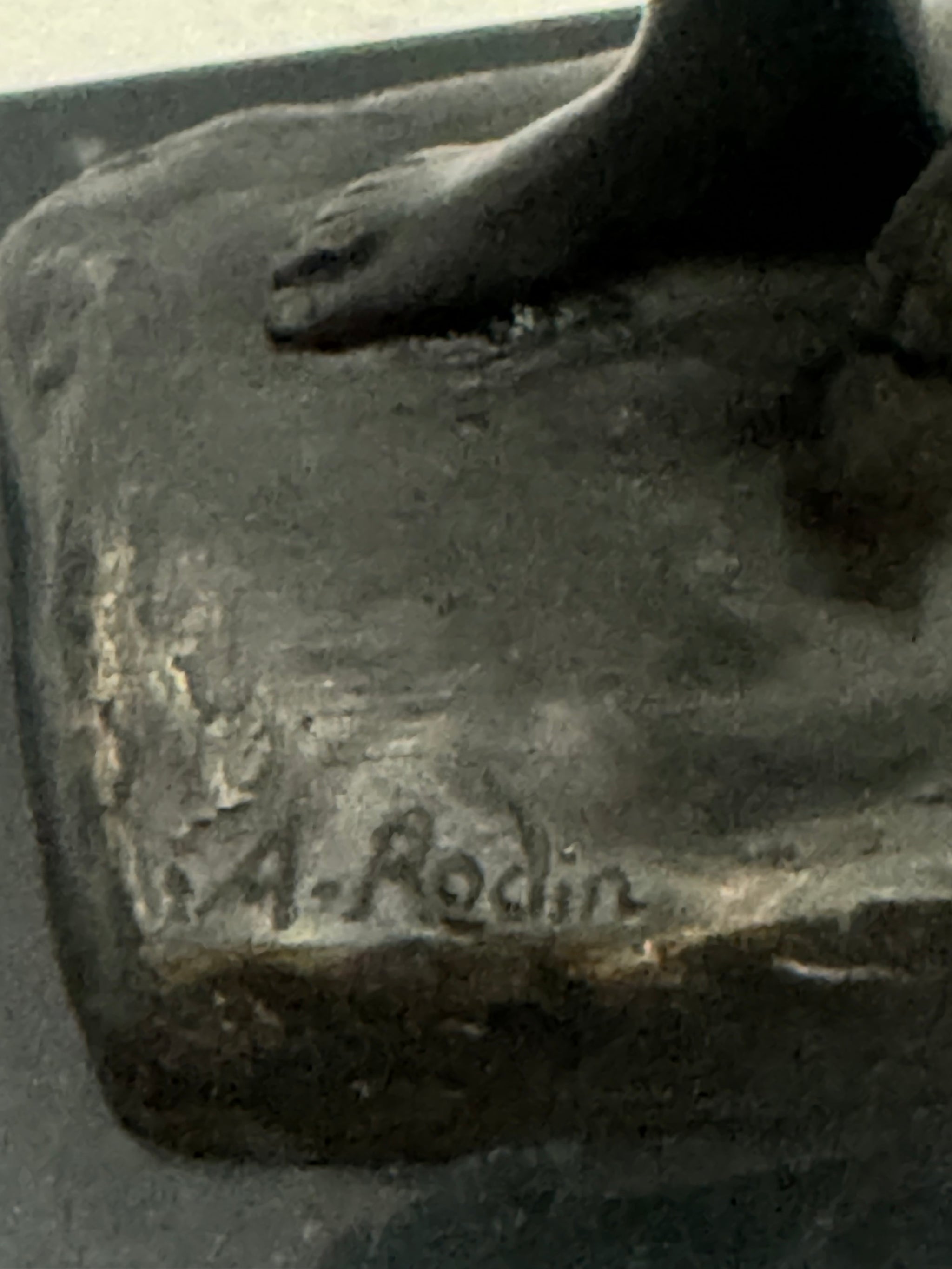 Rodin-Signatur an der Eva Bronzefigur – Detailaufnahme der Künstlerbezeichnung