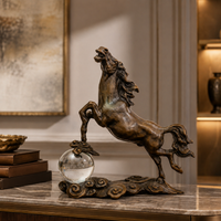 Stimmungsbild der Bronze-Pferdeskulptur mit Glaskugel in einem elegant eingerichteten Interieur – 2