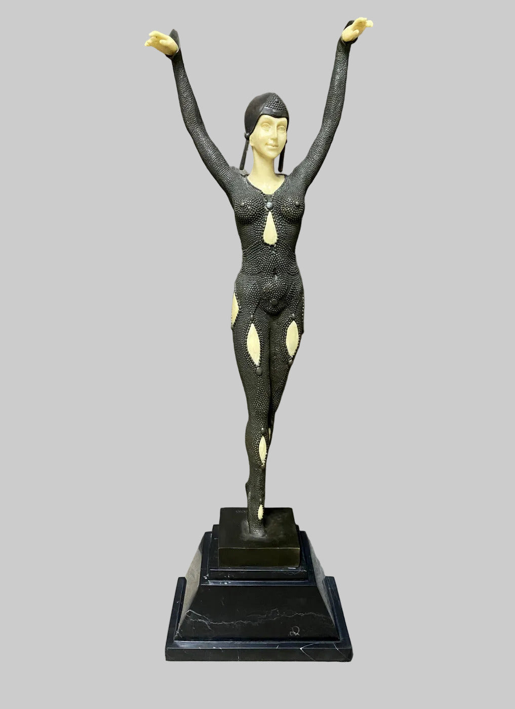 Bronzefigur Frau – Art Deco Tänzerin nach D. H. Chiparus mit Elfenbein-Imitat