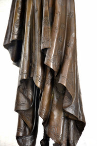 Bronzefigur Frau – Art Deco Bronze Tänzerin auf Marmorsockel nach D. H. Chiparus