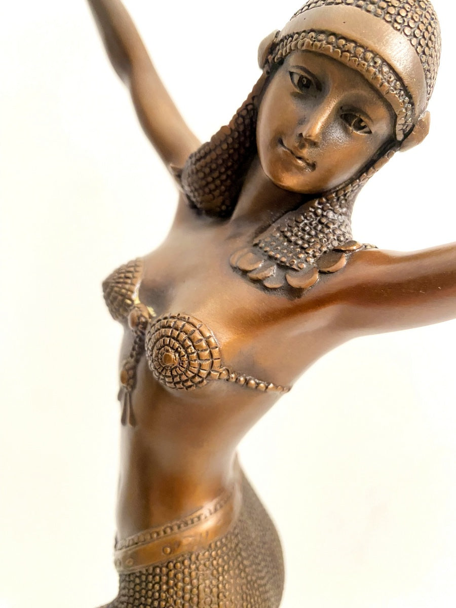 Art-Déco-Tänzerin aus Bronze – Nahaufnahme von Gesicht, Schmuck und Brustbereich