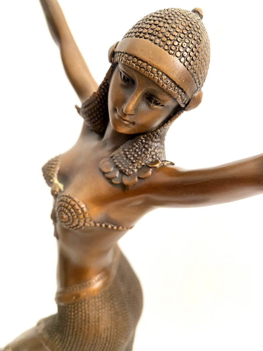 Bronzefigur Frau nach Chiparus – Detailansicht von Kopf, Oberkörper und Armhaltung