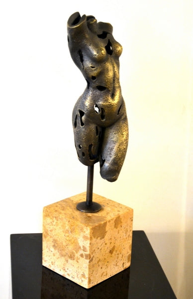 Abstrakte Bronze Akt Skulptur – weibliche Bronzefigur auf hellem Sockel