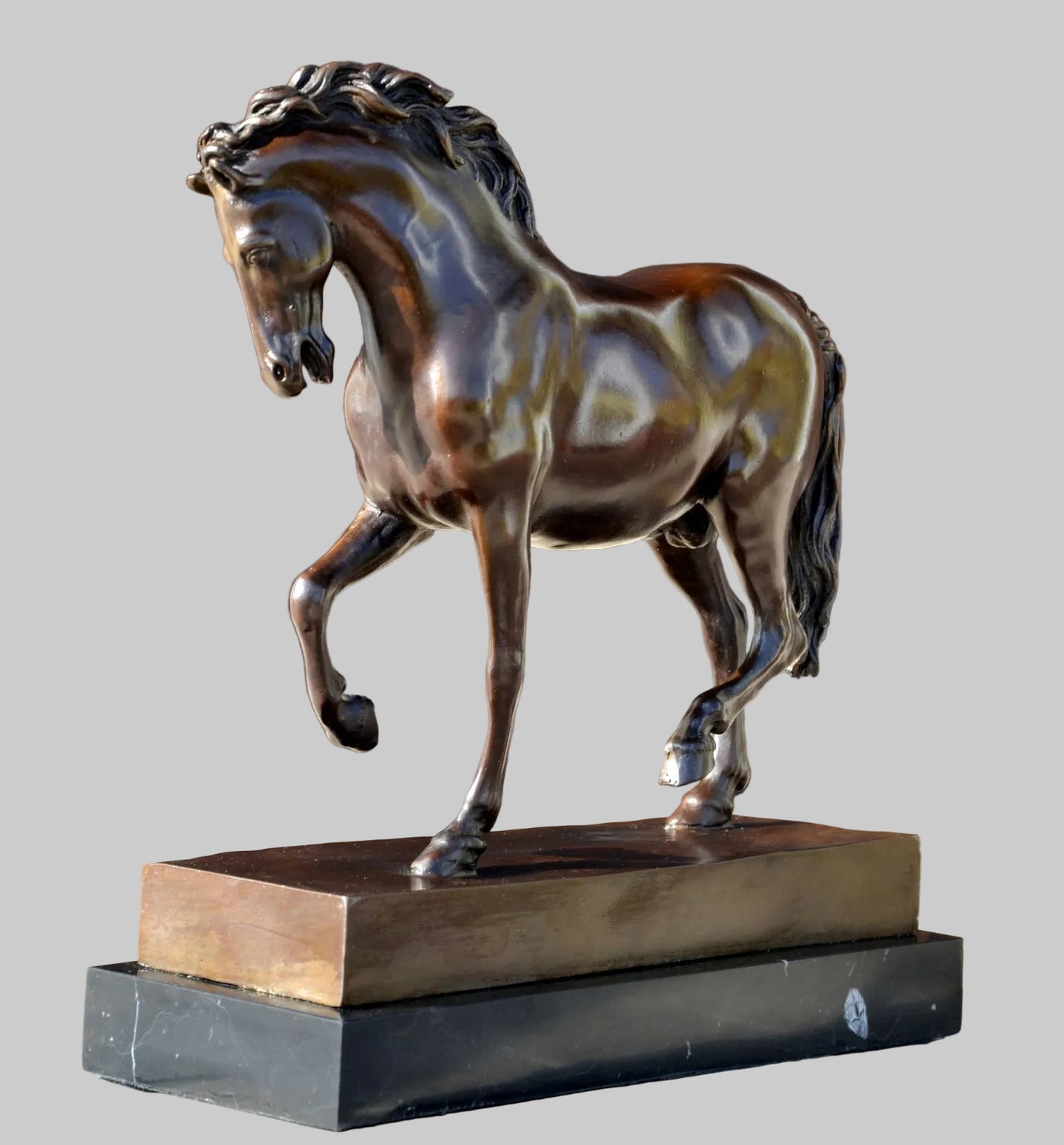 Pferd der Medici aus Bronze – schräge Vorderansicht der Pferdefigur