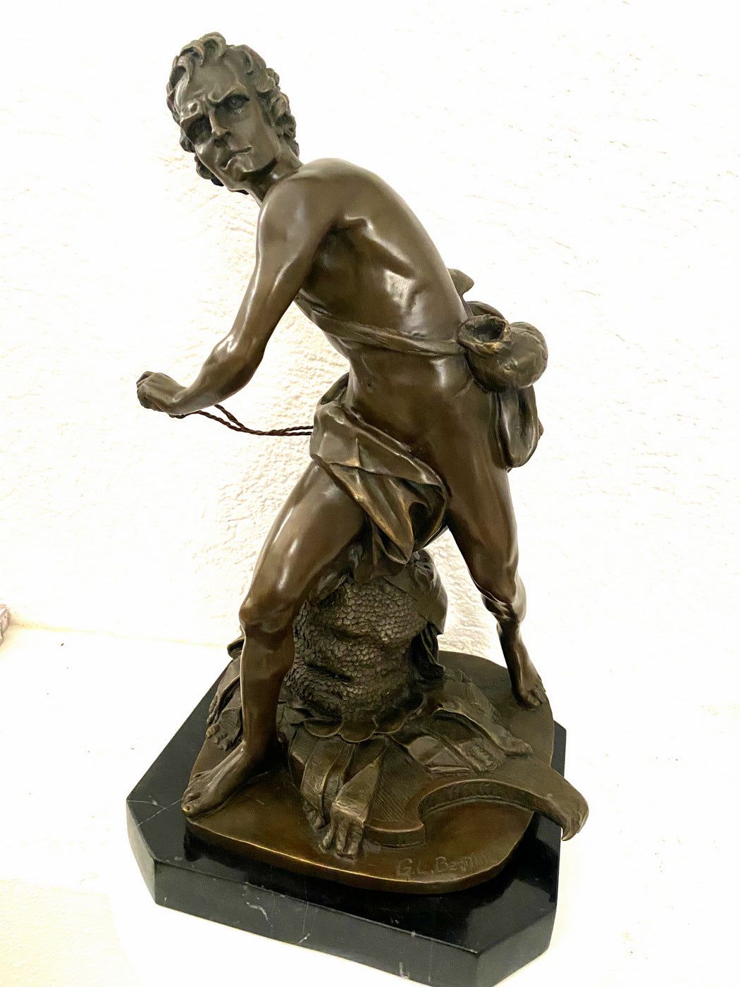 Signé David avec une figure en bronze de fronde sur un socle en marbre