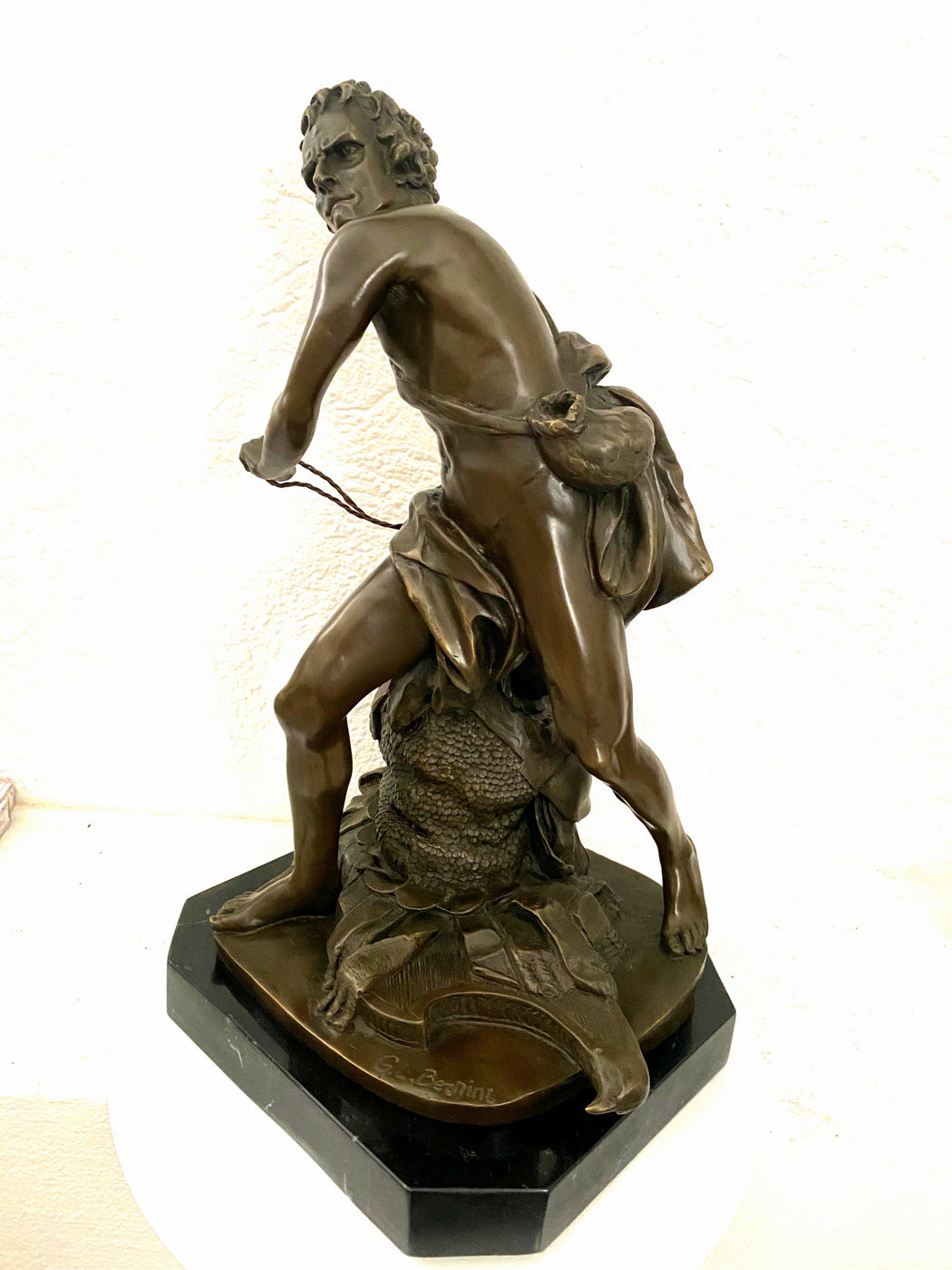 David mit Steinschleuder Bronzefigur auf Marmorsockel signiert