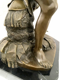 David mit Steinschleuder Bronzefigur auf Marmorsockel signiert