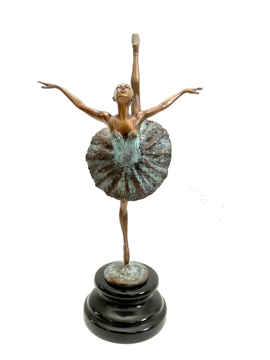 Bronzefigur Tänzerin – Vorderansicht der Ballerina in dynamischer Tanzpose