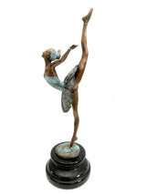 Bronze Ballerina nach Degas – schräge Seitenansicht mit hochgestrecktem Bein