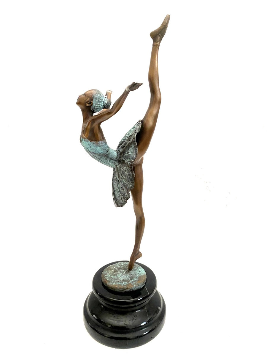 Bronze Ballerina nach Degas – schräge Seitenansicht mit hochgestrecktem Bein