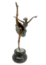 Bronzefigur Tänzerin – schräge Rückansicht der Ballerina in dynamischer Tanzpose