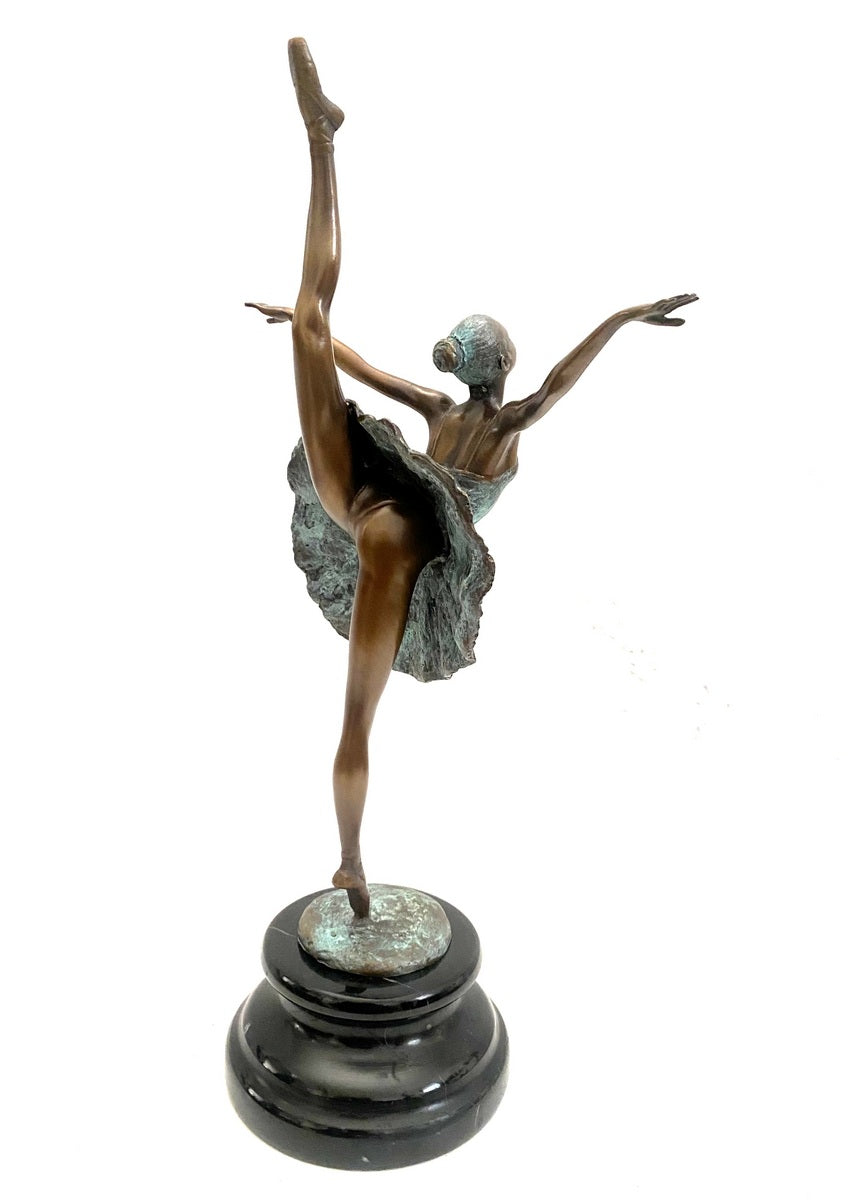 Bronzefigur Tänzerin – schräge Rückansicht der Ballerina in dynamischer Tanzpose