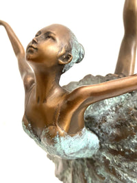 Ballerina Bronzefigur – Detailaufnahme von Gesicht, Oberkörper und zweifarbiger Patina