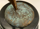Bronze Ballerina – Detailaufnahme von Sgnatur, Fuß und patinierter Bronze