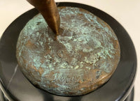 Bronze Ballerina – Detailaufnahme von Sgnatur, Fuß und patinierter Bronze