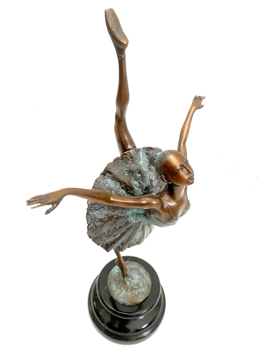 Ballerina Bronzefigur – Detailaufnahme von Gesicht, Oberkörper und zweifarbiger Patina