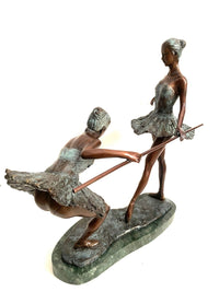 Zwei Ballerinas aus Bronze – schräge Rückansicht der Figurengruppe