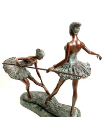 Tänzerin Skulptur nach Degas – seitliche Ansicht mit ausgestrecktem Arm