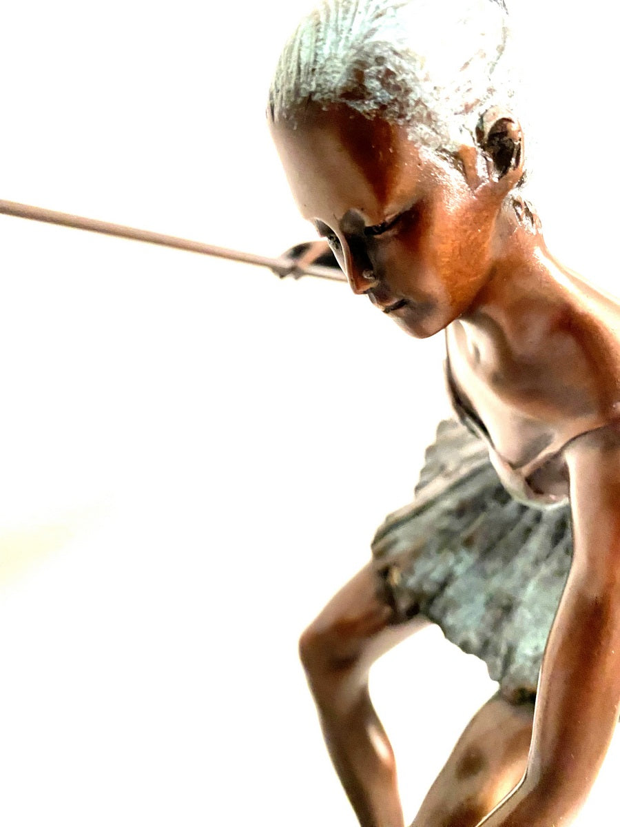 Tänzerin Figur aus Bronze – Nahaufnahme von Kopf, Schulter und zweifarbiger Patina