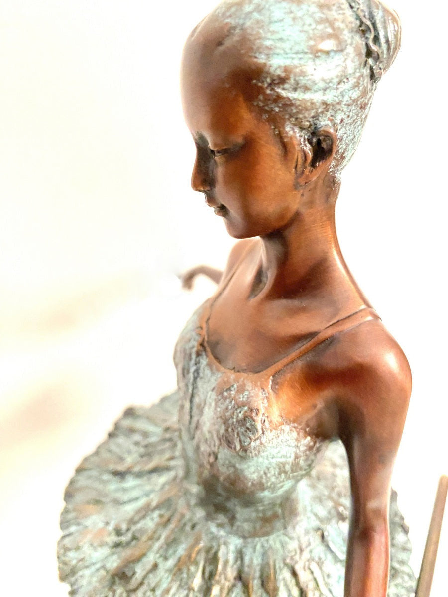 Bronze Ballerina – Detailaufnahme von Gesicht, Oberkörper