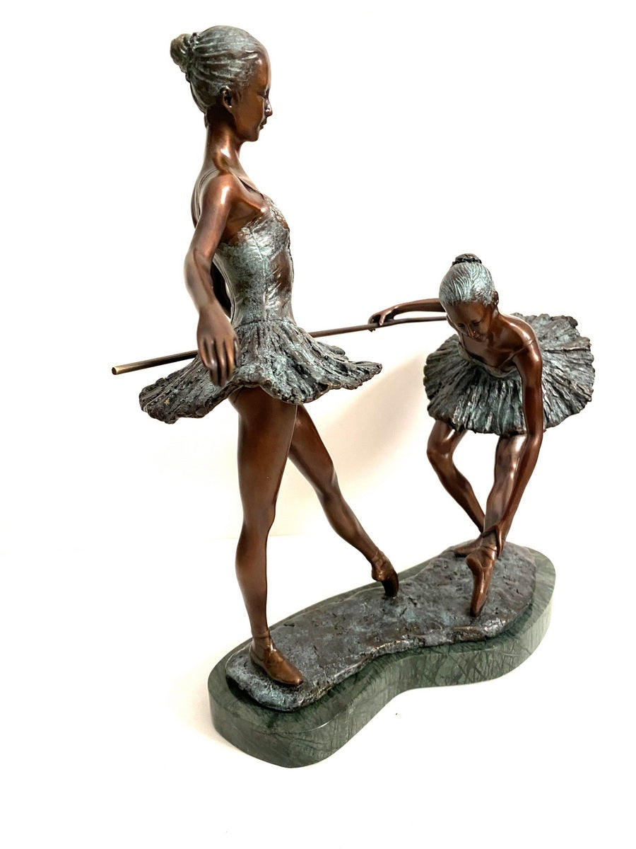 Bronzefigur Tänzerinnen – gegenüberliegende Seitenansicht auf gemeinsamem Sockel