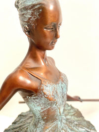 Bronze Ballerina – Detailaufnahme von Gesicht, Oberkörper